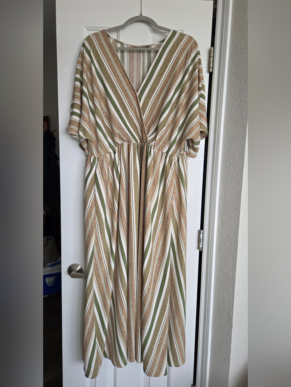 18/20 BloomChic Striped V-Neck Maxi Dress!